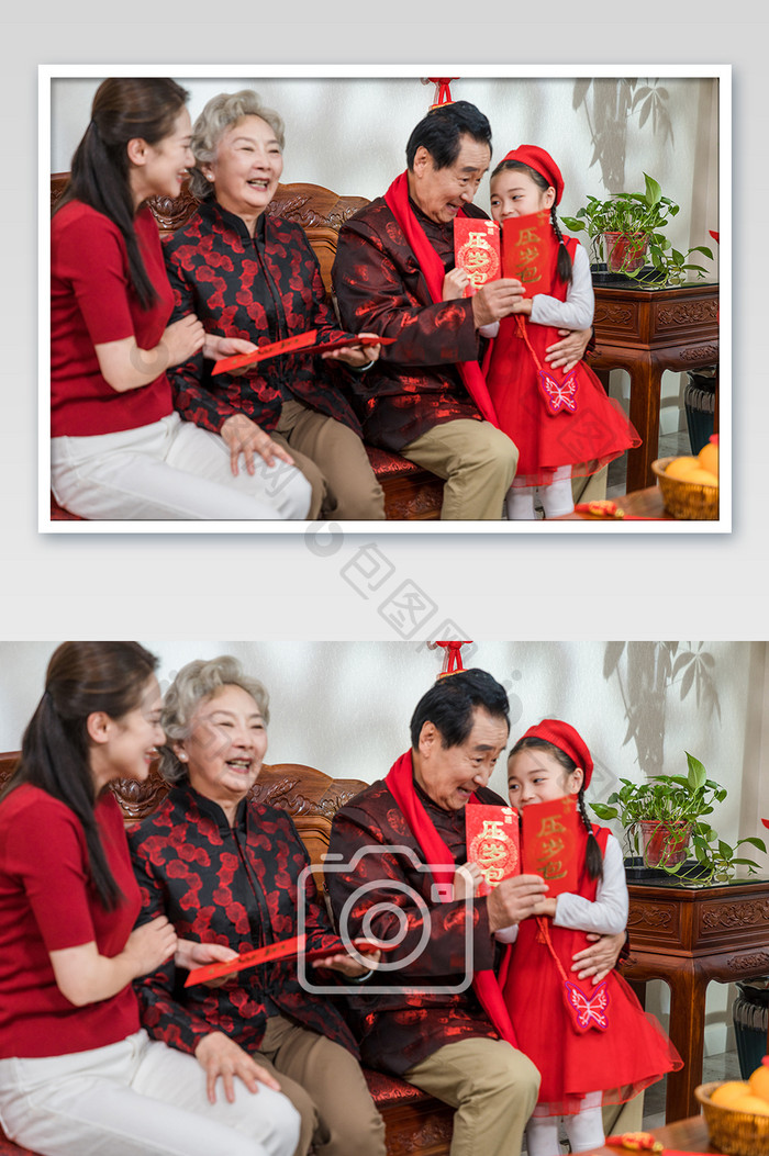 新年客厅爷爷奶奶发红包摄影图片