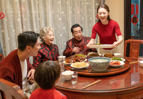 新年一家人团圆饭上菜摄影图片