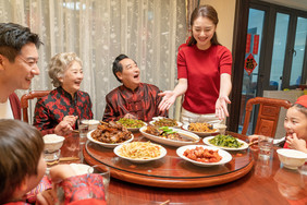 新年全家人团圆饭上鱼摄影图片