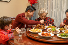新年家人团圆饭相互夹菜片