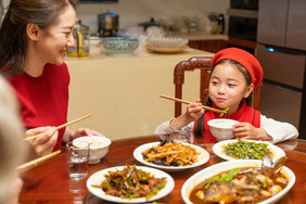 新年女孩吃团圆饭摄影图片