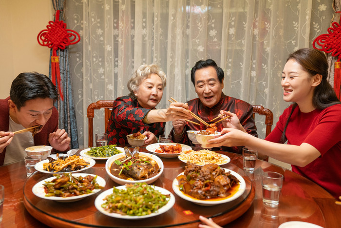 新年全家人团圆饭互夹摄影图片