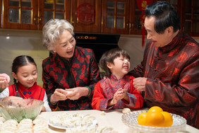 新年一家人欢乐包饺子摄影图片