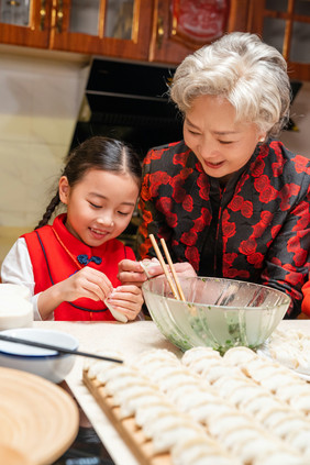 新年奶奶和孙女包饺子摄影图片