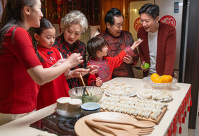 新年一家人包饺子摄影图片