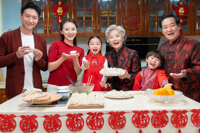 新年一家人包饺子和睦合照摄影图片