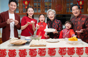 新年一家人包饺子和睦合照摄影图片