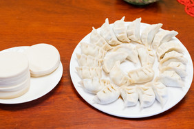 新年造型饺子与饺子皮摄影图片