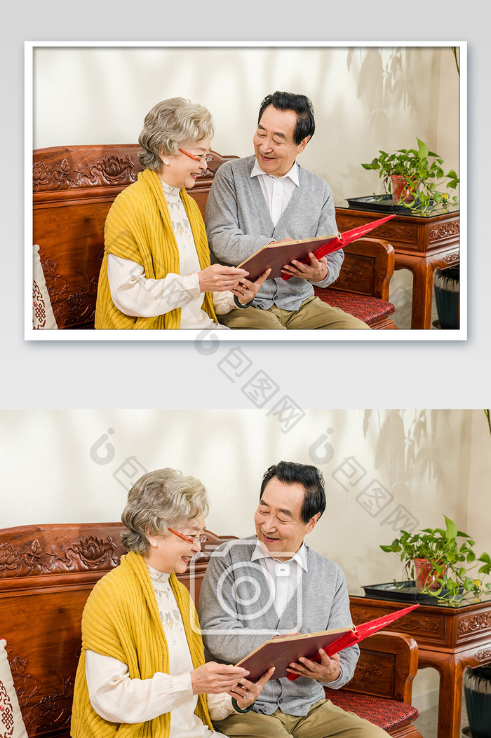 新年老夫妇笑看相册摄影图片