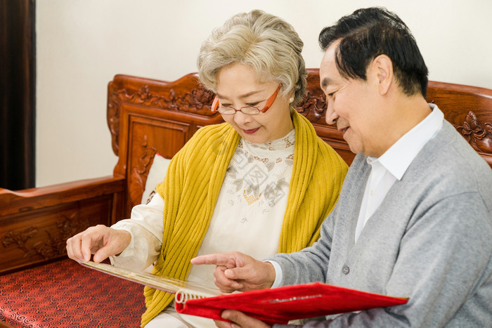 新年老夫妇指看老相册摄影图片