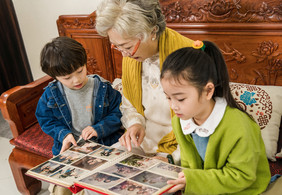 新年奶奶带孙子孙女看相册摄影图片