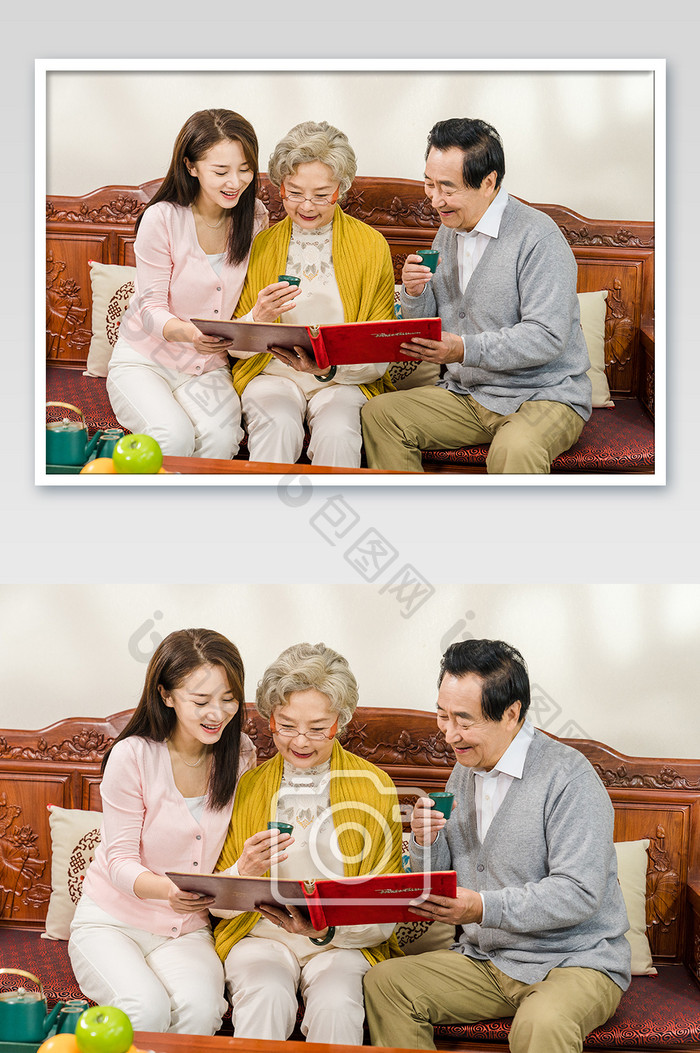 新年家人客厅同看相册喝茶摄影图片