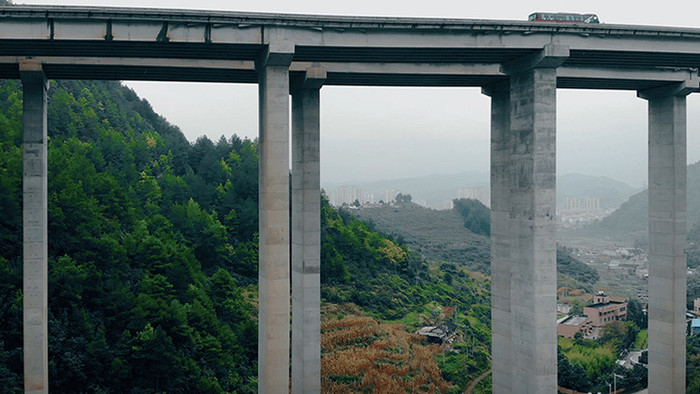 震撼航拍贵州山间桥梁