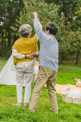 清新野外老年夫妇共舞摄影图片