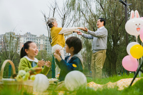 清新老人小孩野外嬉戏摄影图片