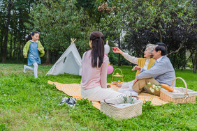 清新野外家人呼唤孙女摄影图片