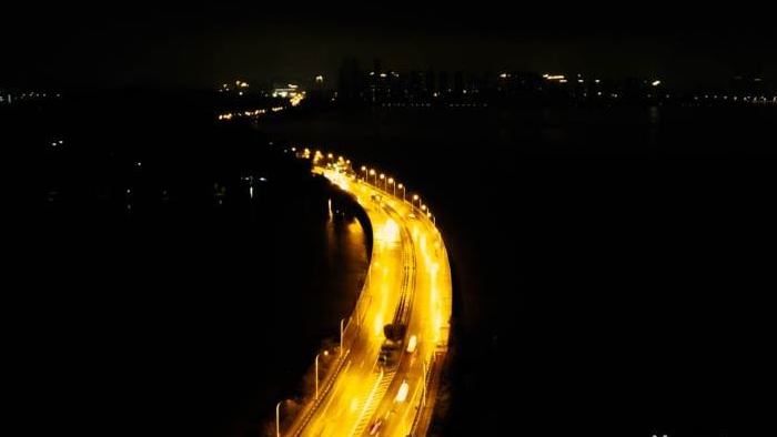 大气武汉南湖大道夜景航拍桥面车流延时摄影
