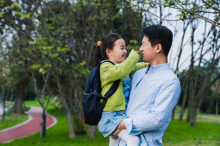 清新爸爸报女儿上学摄影图片