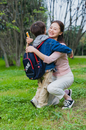 简约妈妈拥抱儿子温馨摄影图片