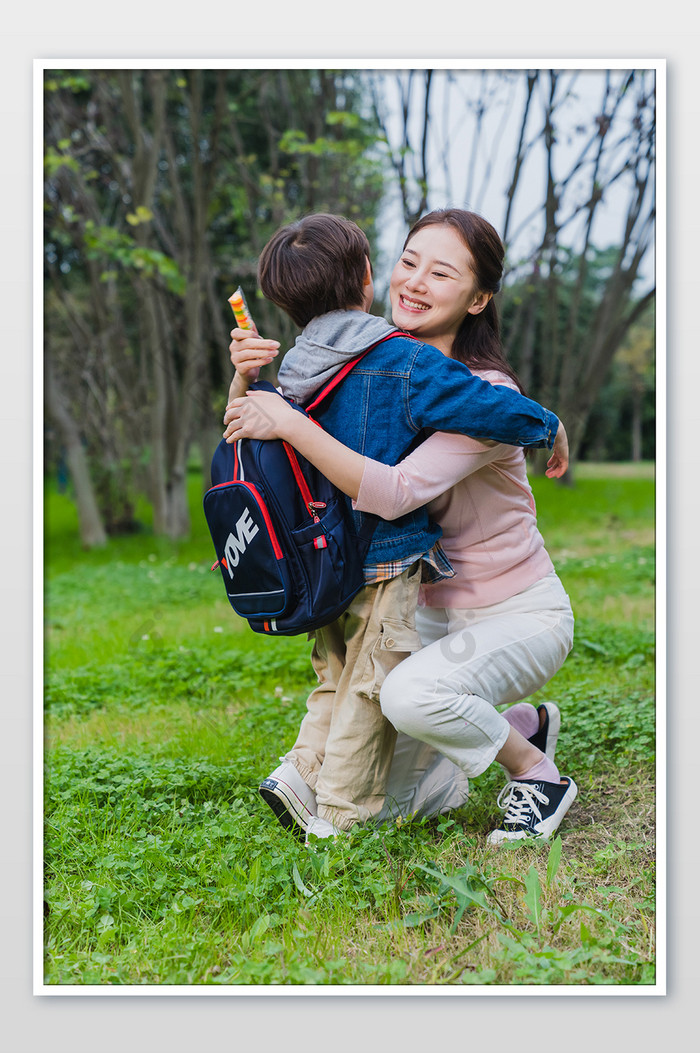 简约妈妈拥抱儿子温馨摄影图片