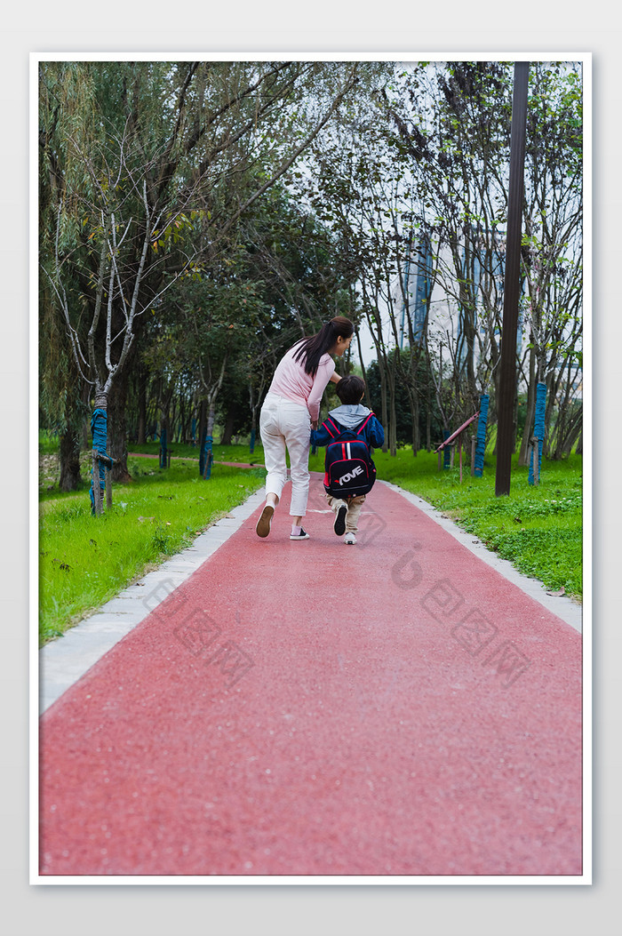 温馨妈妈与儿子上学远景摄影图片