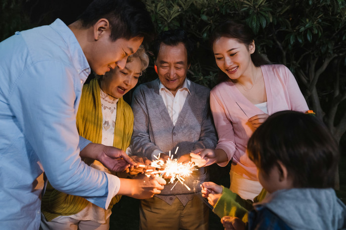 新年夜晚全家人放呲花摄影图片