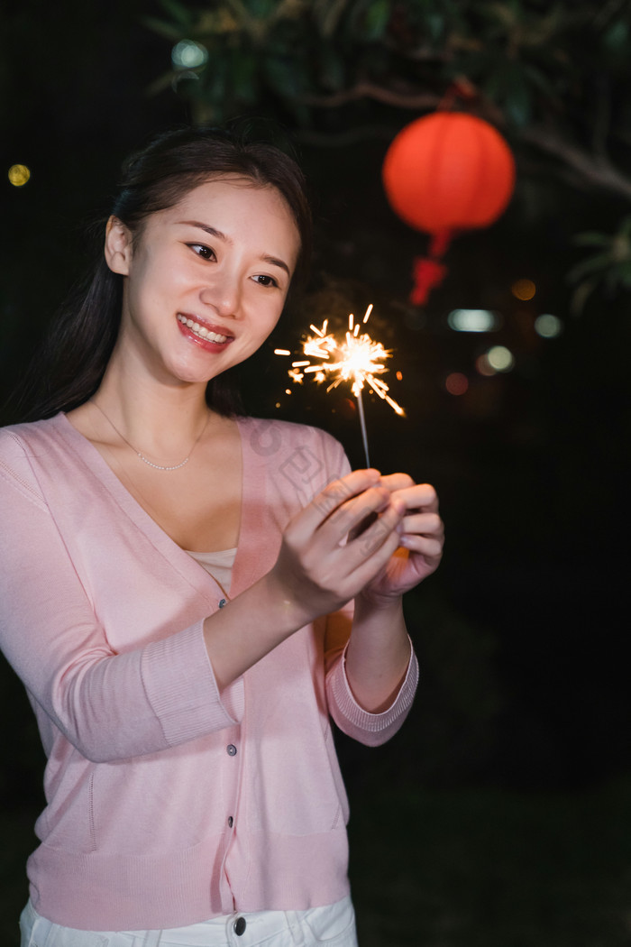 新年夜晚年轻女放呲花摄影图片