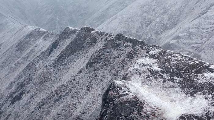 4K航拍雪景中的大山视频素材