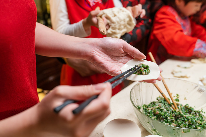 新年包饺子侧面摄影图片