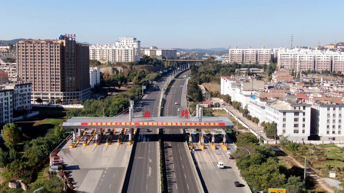 航拍曲靖高速路收费站