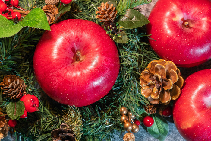 圣诞节红苹果松塔素材图片