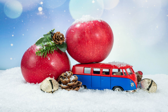 圣诞节雪地红苹果摄影图图片