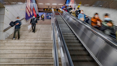 4k城市地铁电梯楼梯人流延时摄影