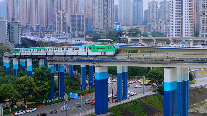 4K航拍重庆地铁轻轨在桥上行驶视频素材