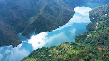 4K航拍峡谷河流反射蓝天白云阳光视频素材