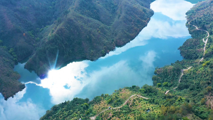 4K航拍峡谷河流反射蓝天白云阳光视频素材