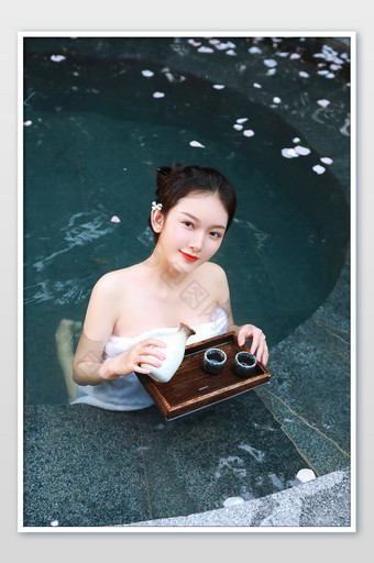 美女在酒店温泉中享受喝酒图片