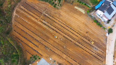 4K实拍开垦挖掘机种地种植农业翻土施肥