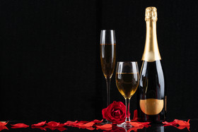 香槟酒和玫瑰花花瓣