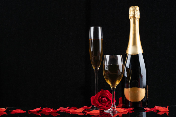 香槟酒和玫瑰花花瓣图片