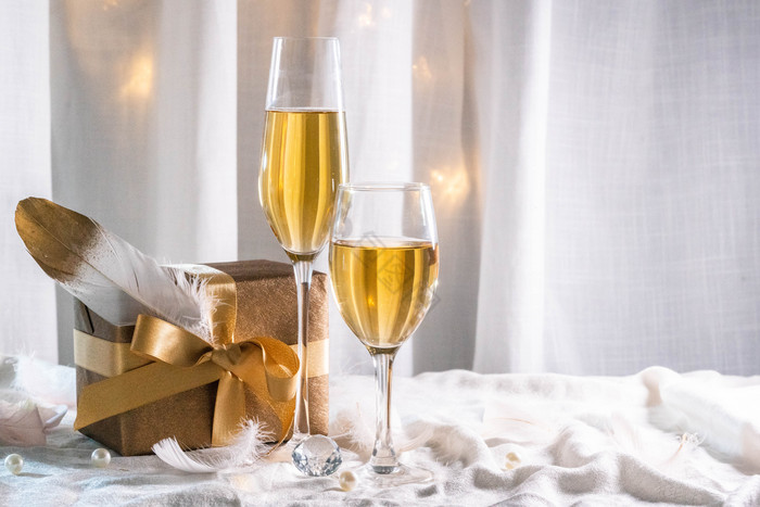 圣诞礼物和香槟酒图片