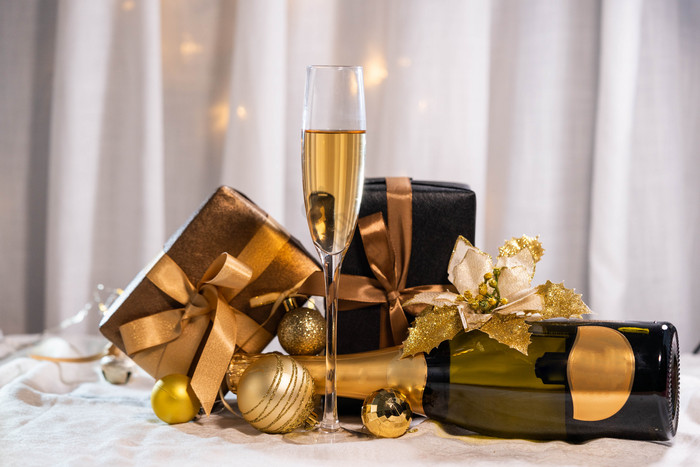 香槟酒和圣诞礼物图片