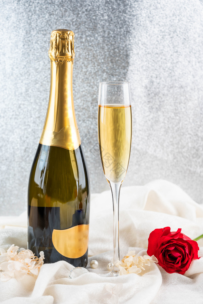 香槟酒和红玫瑰摄影图图片