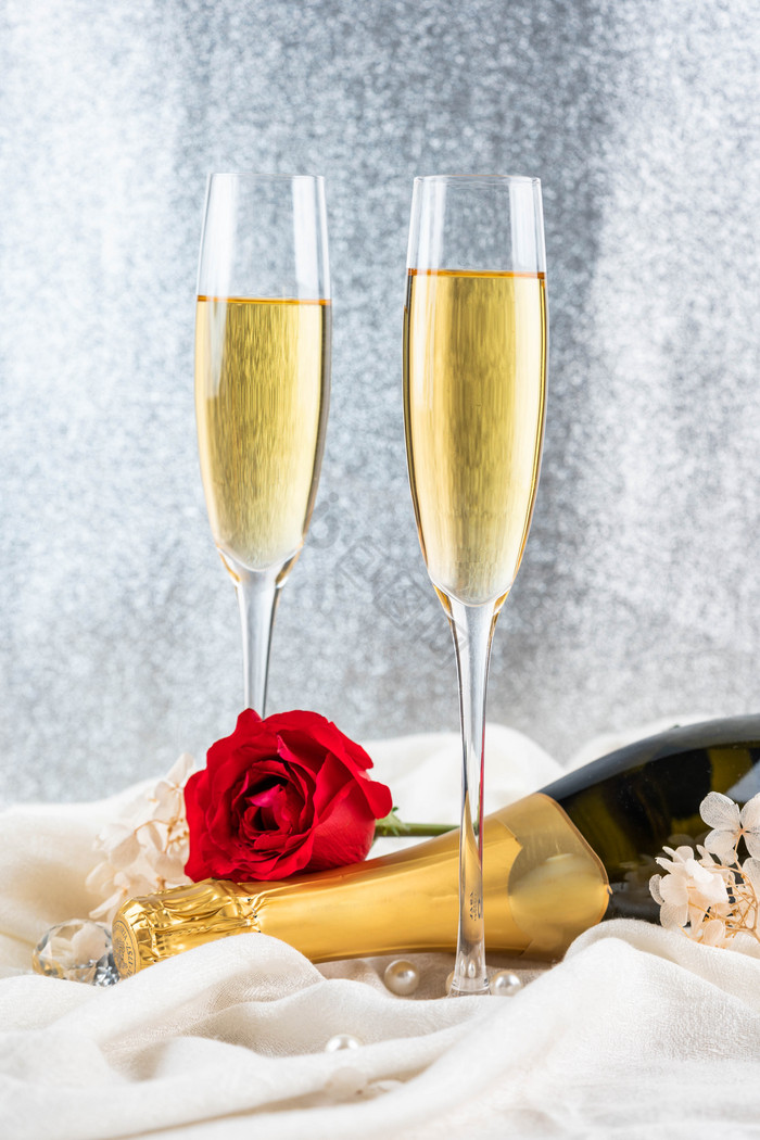 香槟酒酒杯和红玫瑰图片
