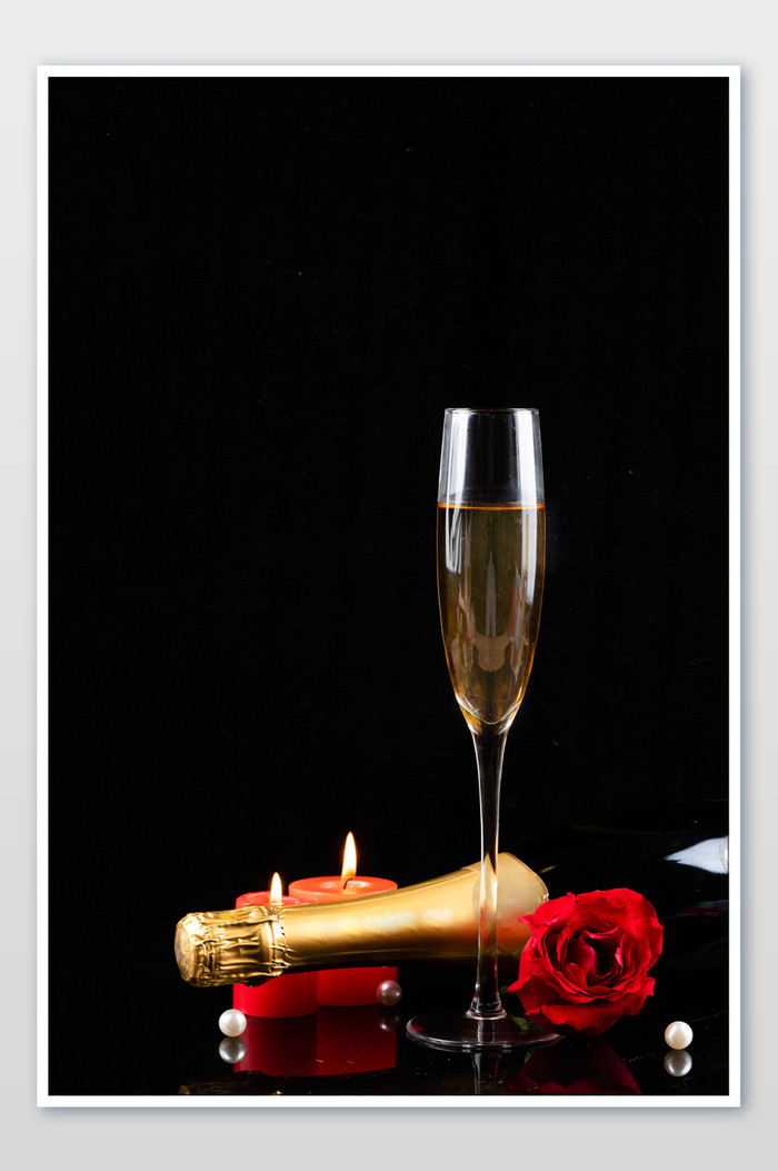 香槟酒杯和蜡烛摄影图