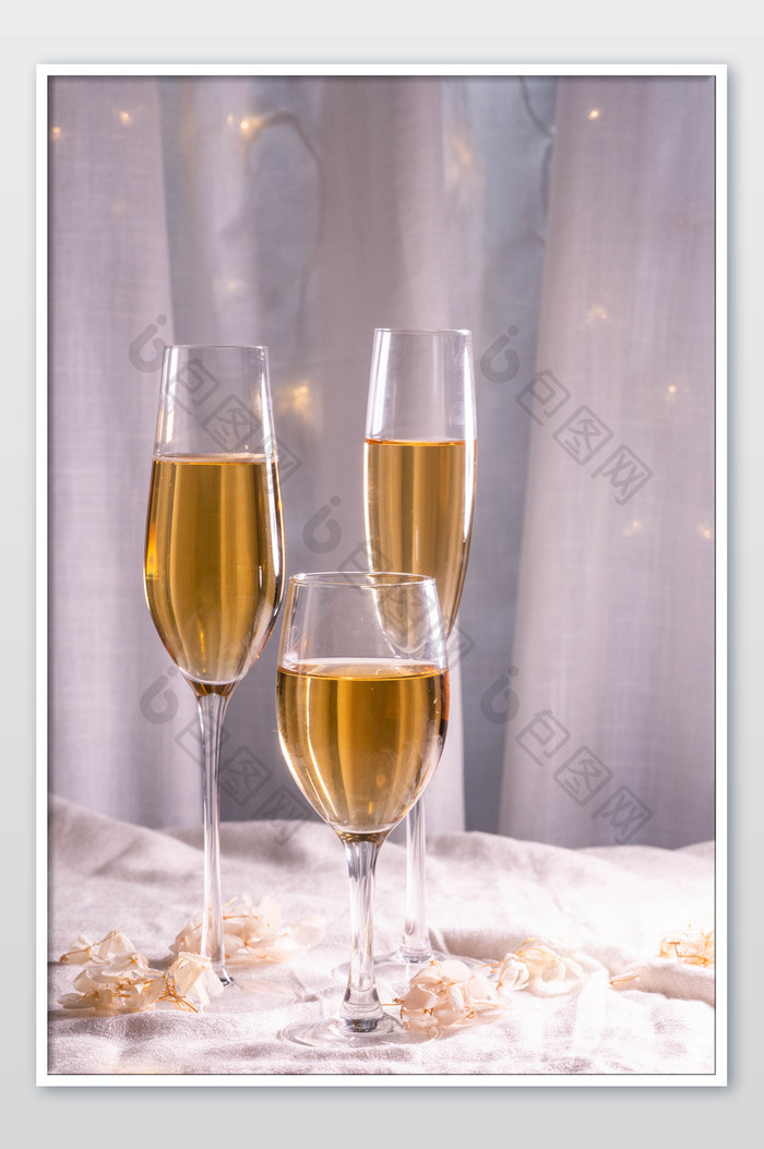 三个香槟酒杯子摄影图