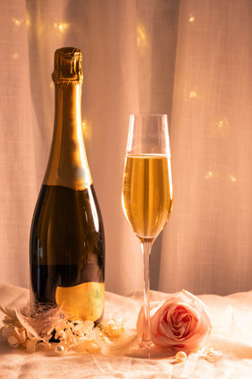 香槟酒酒瓶和玫瑰花