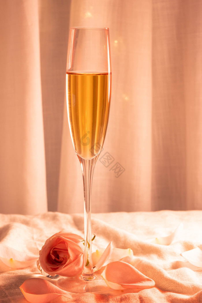 香槟酒和粉玫瑰花朵图片