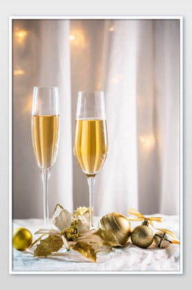 圣诞球和香槟酒杯