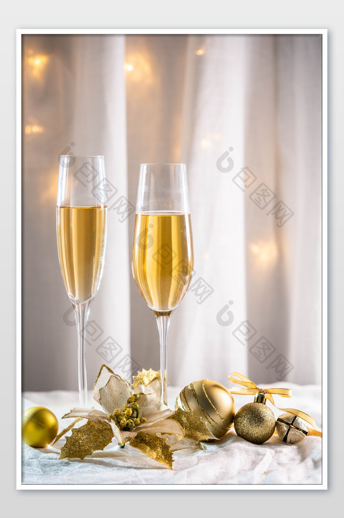圣诞球和香槟酒杯摄影图